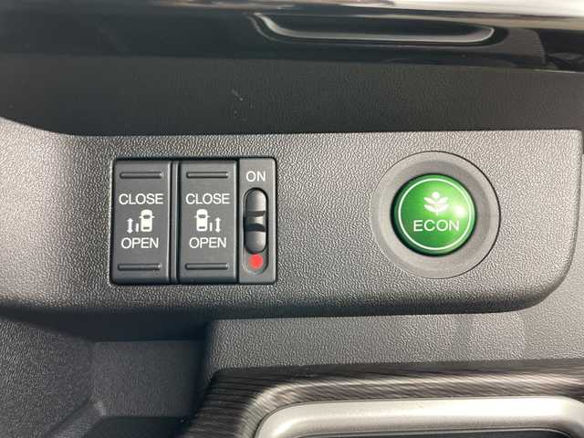 ホンダ ステップワゴン スパーダ クルスピセンシング 道央・札幌 2018(平30)年 3.8万km モダンスティールM ・４ＷＤ/ターボ/・寒冷地仕様/・10インチ純正ナビ/・BT&CD&DVD&SD&USB&フルセグTV/・AppleCarPlay&TVキャンセラー/・バックカメラ/・両側パワースライドドア/・純正フリップダウンモニター/・ホンダセンシング/・アダプティブクルーズコントロール/・衝突被害軽減ブレーキ/・パドルシフト/・ハーフレザーシート/・前席シートヒーター/・純正ドライブレコーダー/・ビルトインETC/・ＬＥＤヘッドライト/・オートライト/・フロントワイパーデアイサー/・ドアミラーヒーター/・保証書/・取扱説明書