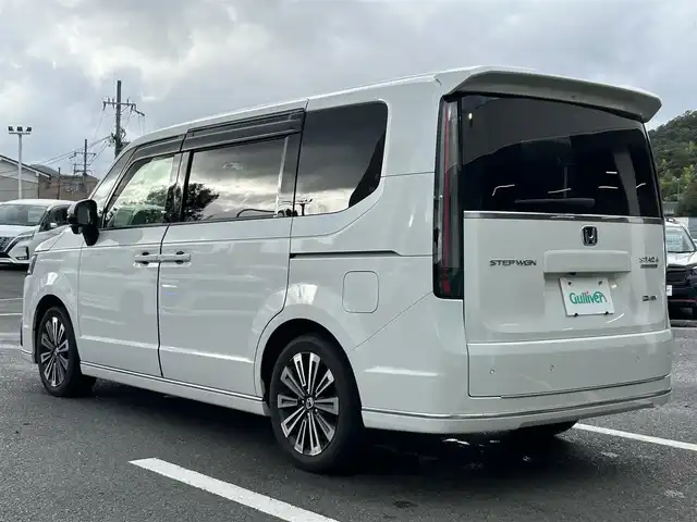 ホンダ ステップワゴン スパーダ eHEV プレミアムライン 京都府 2022(令4)年 4.7万km プラチナホワイトパール 純正９型インチナビ/フルセグ/Bluetooth/全方位カメラ　/両側電動スライド　/ホンダセンシング　　/禁煙車　/７人乗り　/クリアランスソナー　/ブラインドスポットモニター　/ＬＥＤヘッドライト　/シートヒーター　/ドライブレコーダー/ETC/プッシュスタート
