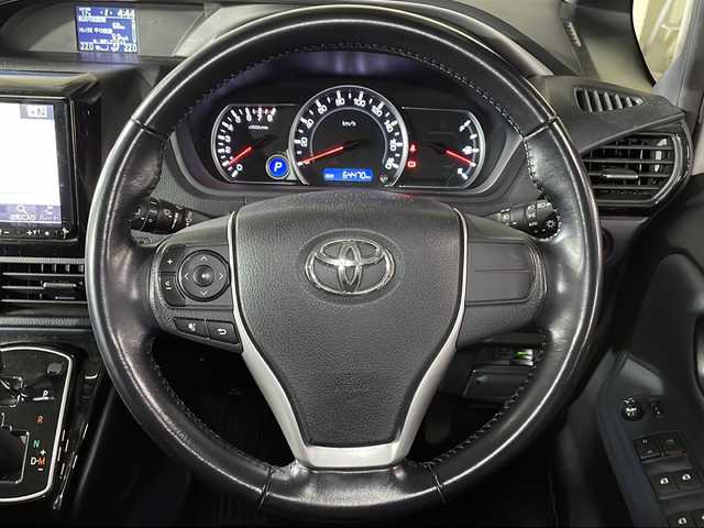 トヨタ ヴォクシー ZS 煌Ⅱ 広島県 2016(平28)年 6.5万km ホワイトパールクリスタルシャイン 禁煙　/社外９型ナビ　/両側パワースライドドア　/ブラインドスポットモニター/ＥＴＣ　/ドライブレコーダー　/後席モニター　/車線逸脱警報　/ＨＤＭＩ　/オートハイビーム　/衝突軽減システム　/ウォークスルー/社外16インチアルミホイール