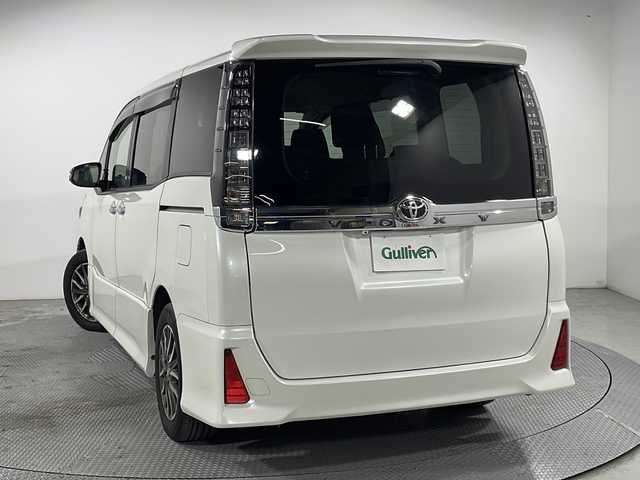 トヨタ ヴォクシー ZS 煌Ⅱ 広島県 2016(平28)年 6.5万km ホワイトパールクリスタルシャイン 禁煙　/社外９型ナビ　/両側パワースライドドア　/ブラインドスポットモニター/ＥＴＣ　/ドライブレコーダー　/後席モニター　/車線逸脱警報　/ＨＤＭＩ　/オートハイビーム　/衝突軽減システム　/ウォークスルー/社外16インチアルミホイール