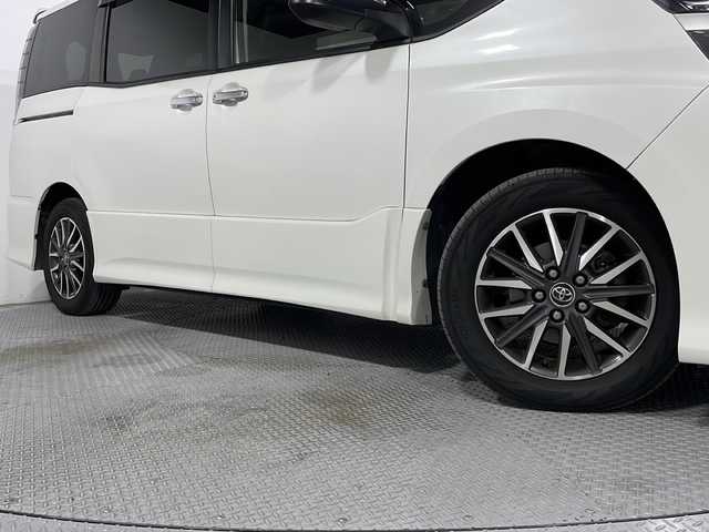 トヨタ ヴォクシー ZS 煌Ⅱ 広島県 2016(平28)年 6.5万km ホワイトパールクリスタルシャイン 禁煙　/社外９型ナビ　/両側パワースライドドア　/ブラインドスポットモニター/ＥＴＣ　/ドライブレコーダー　/後席モニター　/車線逸脱警報　/ＨＤＭＩ　/オートハイビーム　/衝突軽減システム　/ウォークスルー/社外16インチアルミホイール