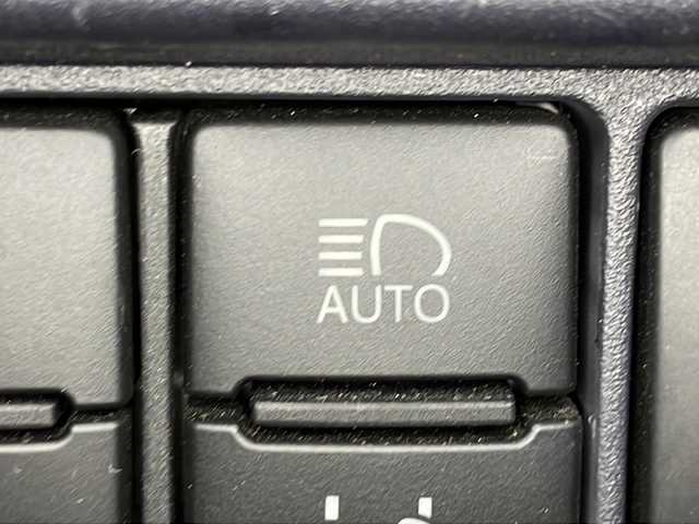 トヨタ ヴォクシー ZS 煌Ⅱ 広島県 2016(平28)年 6.5万km ホワイトパールクリスタルシャイン 禁煙　/社外９型ナビ　/両側パワースライドドア　/ブラインドスポットモニター/ＥＴＣ　/ドライブレコーダー　/後席モニター　/車線逸脱警報　/ＨＤＭＩ　/オートハイビーム　/衝突軽減システム　/ウォークスルー/社外16インチアルミホイール