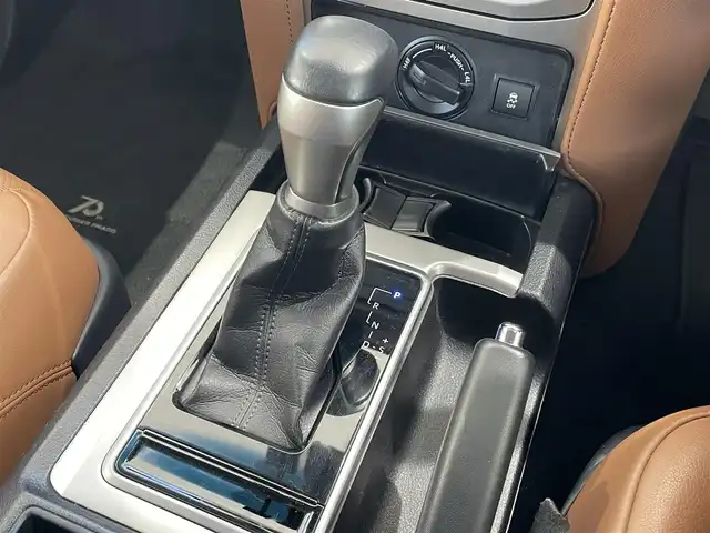 トヨタ ランドクルーザー プラド TX-L 70thアニバーサリーLTD 岡山県 2022(令4)年 7.5万km ホワイトパールクリスタルシャイン 登録時走行距離74855km/サンルーフ/ToyotaSeaftySense/・プリクラッシュセーフティ/・オートマティックハイビーム/・アダプティブクルーズコントロール/純正SDナビ/(AM/FM/BT/TV/DISC)/バックカメラ/ビルトインETC/ドライブレコーダー/D+N席パワーシート/D+N席シートヒーター/D+N席エアシート/4WD/MTモード付AT/プッシュスタート/スマートキー/スペアキー/純正18インチアルミホイール