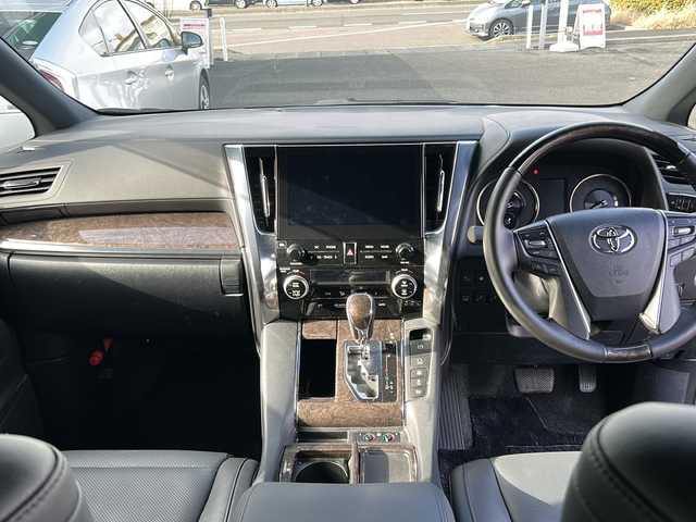 トヨタ アルファードハイブリット エグゼクティブ ラウンジ S 福島県 2021(令3)年 1.4万km スパークリングブラックパールクリスタルシャイン トヨタセーフティセンス/・衝突被害軽減ブレーキ/・オートハイビーム/・車線逸脱警報装置/・レーダークルーズコントロール/・ロードサインアシスト/・プロアクティブドライビングアシスト/純正ディスプレイオーディオナビ/・JBLサウンド/・フルセグTV/BT/CD/DVD/SD/USB/HDMI/・MiraCast/FM/AM/・バックカメラ/・アラウンドビューモニター/・ビルトインETC2.0/・純正フリップダウンモニター/前後ドライブレコーダー/・型番：DC-DR651/革張りステアリング/・ステアリングスイッチ/・ステアリングヒーター/レザーシート/・全席パワーシート/・全席シートヒーター/・全席エアシート/・オットマン/・3列シート/・D席メモリーシート/両側パワースライドドア/電動リアゲート/電子パーキング/・オートブレーキホールド/100V電源/MTモード付AT/プッシュスタート/・スマートキー/・スペアキー1本/LEDヘッドライト/・オートライト/・フォグランプ/コーナーセンサー/ワンオーナー/純正ドアバイザー/純正フロアマット/積込みスタッドレスタイヤ/・ECOFORMEアルミ/・溝10mm/・225/60R16