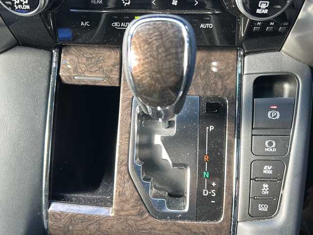 トヨタ アルファードハイブリット エグゼクティブ ラウンジ S 福島県 2021(令3)年 1.4万km スパークリングブラックパールクリスタルシャイン トヨタセーフティセンス/・衝突被害軽減ブレーキ/・オートハイビーム/・車線逸脱警報装置/・レーダークルーズコントロール/・ロードサインアシスト/・プロアクティブドライビングアシスト/純正ディスプレイオーディオナビ/・JBLサウンド/・フルセグTV/BT/CD/DVD/SD/USB/HDMI/・MiraCast/FM/AM/・バックカメラ/・アラウンドビューモニター/・ビルトインETC2.0/・純正フリップダウンモニター/前後ドライブレコーダー/・型番：DC-DR651/革張りステアリング/・ステアリングスイッチ/・ステアリングヒーター/レザーシート/・全席パワーシート/・全席シートヒーター/・全席エアシート/・オットマン/・3列シート/・D席メモリーシート/両側パワースライドドア/電動リアゲート/電子パーキング/・オートブレーキホールド/100V電源/MTモード付AT/プッシュスタート/・スマートキー/・スペアキー1本/LEDヘッドライト/・オートライト/・フォグランプ/コーナーセンサー/ワンオーナー/純正ドアバイザー/純正フロアマット/積込みスタッドレスタイヤ/・ECOFORMEアルミ/・溝10mm/・225/60R16