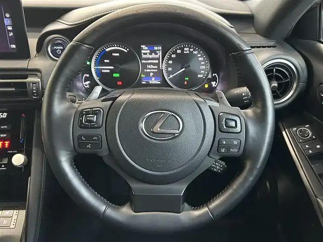レクサス ＩＳ 300h バージョンL 茨城県 2021(令3)年 9.1万km ソニッククォーツ 純正メモリナビ/　(CD/DVD/USB/Bluetooth/Miracast/フルセグ)/Mark Levinsonオーディオ/パノラミックビューモニター/フロントサイドエアロ/前後ドライブレコーダー/追従型クルーズコントロール/ETC2.0/LEDヘッドライト/レザーシート/ヒート・エアシート/パワーシート/電動サンシェード/純正アルミホイール/純正フロアマット/レーンキープアシスト/パワーステアリング/オートライト