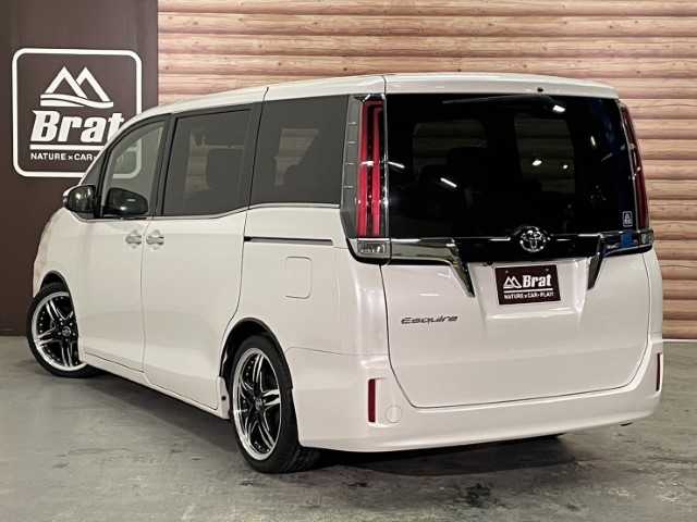 トヨタ エスクァイア Xi 愛知県 2018(平30)年 4万km ホワイトパールクリスタルシャイン AIS検査済み/【2502040694】/ワンオーナー/MTモード付/純正LEDヘッドライト/オートマチックハイビーム/片側パワースライドドア/ドライブレコーダー/純正SDナビ/フルセグテレビ/バックカメラ/USB入力端子/ETC/レーンキープアシスト/衝突被害軽減ブレーキ/クルーズコントロール/アイドリングストップ/ローダウン/18インチAW　シュタイナーLSV（社外）/SAILUN ATREZZO　225/40R18（社外）/フェンダーモール（社外）/社外パーツ取付有