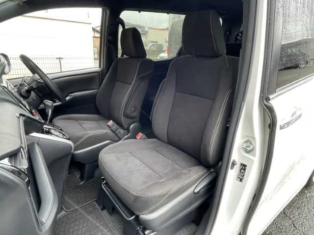 トヨタ エスクァイア Xi 宮崎県 2018(平30)年 4万km ホワイトパールクリスタルシャイン AIS検査済み/【2502040694】/ワンオーナー/MTモード付/純正LEDヘッドライト/オートマチックハイビーム/片側パワースライドドア/ドライブレコーダー/純正SDナビ/フルセグテレビ/バックカメラ/USB入力端子/ETC/レーンキープアシスト/衝突被害軽減ブレーキ/クルーズコントロール/アイドリングストップ/ローダウン/18インチAW　シュタイナーLSV（社外）/SAILUN ATREZZO　225/40R18（社外）/フェンダーモール（社外）/社外パーツ取付有