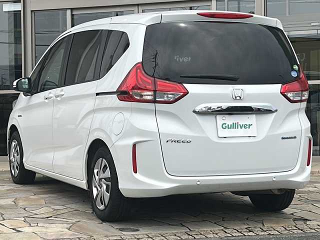 ホンダ フリード ハイブリット G ホンダセンシング 静岡県 2020(令2)年 5.9万km プラチナホワイトパール 社外ナビ/・Bluetooth/・CD/DVD/・ワンセグTV/・USB/・SD/主要装備/・プッシュスタート/・両側パワースライドドア/・ETC車載器/・前席シートヒーター/・コーナーセンサー/・純正フロアマット/・オートライト/・LEDヘッドライト/・後席サンシェード/ホンダセンシング/・衝突軽減ブレーキ/・車線維持支援システム/・アダプティブクルーズコントロール/・誤発進抑制機能/・歩行者事故低減ステアリング/・路外逸脱抑制機能/・先行車発進お知らせ機能/・標識認識機能