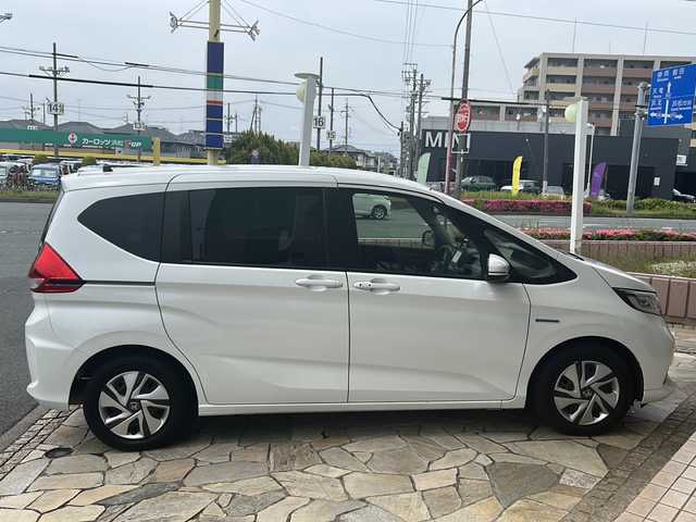 ホンダ フリード ハイブリット G ホンダセンシング 静岡県 2020(令2)年 5.9万km プラチナホワイトパール 社外ナビ/・Bluetooth/・CD/DVD/・ワンセグTV/・USB/・SD/主要装備/・プッシュスタート/・両側パワースライドドア/・ETC車載器/・前席シートヒーター/・コーナーセンサー/・純正フロアマット/・オートライト/・LEDヘッドライト/・後席サンシェード/ホンダセンシング/・衝突軽減ブレーキ/・車線維持支援システム/・アダプティブクルーズコントロール/・誤発進抑制機能/・歩行者事故低減ステアリング/・路外逸脱抑制機能/・先行車発進お知らせ機能/・標識認識機能