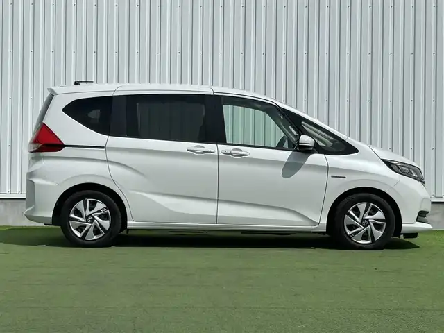ホンダ フリード ハイブリット G ホンダセンシング 香川県 2020(令2)年 5.9万km プラチナホワイトパール 社外ナビ/・Bluetooth/・CD/DVD/・ワンセグTV/・USB/・SD/主要装備/・プッシュスタート/・両側パワースライドドア/・ETC車載器/・前席シートヒーター/・コーナーセンサー/・純正フロアマット/・オートライト/・LEDヘッドライト/・後席サンシェード/ホンダセンシング/・衝突軽減ブレーキ/・車線維持支援システム/・アダプティブクルーズコントロール/・誤発進抑制機能/・歩行者事故低減ステアリング/・路外逸脱抑制機能/・先行車発進お知らせ機能/・標識認識機能