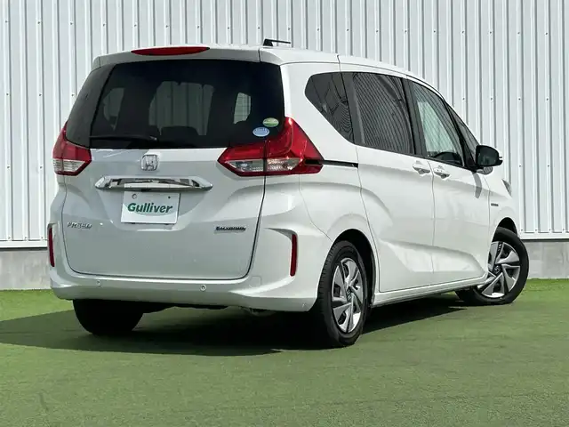 ホンダ フリード ハイブリット G ホンダセンシング 香川県 2020(令2)年 5.9万km プラチナホワイトパール 社外ナビ/・Bluetooth/・CD/DVD/・ワンセグTV/・USB/・SD/主要装備/・プッシュスタート/・両側パワースライドドア/・ETC車載器/・前席シートヒーター/・コーナーセンサー/・純正フロアマット/・オートライト/・LEDヘッドライト/・後席サンシェード/ホンダセンシング/・衝突軽減ブレーキ/・車線維持支援システム/・アダプティブクルーズコントロール/・誤発進抑制機能/・歩行者事故低減ステアリング/・路外逸脱抑制機能/・先行車発進お知らせ機能/・標識認識機能