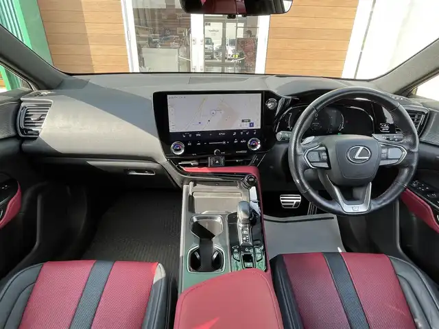 レクサス ＮＸ 450h+ Fスポーツ 宮崎県 2022(令4)年 3.7万km グラファイトブラックガラスフレーク ワンオーナー/AWD/ムーンルーフ/純正14型ナビ/ハンズフリーパワーバックドア/パノラミックビューモニター/ビルトインETC2.0/レーダークルーズコントロール/クリアランスソナー/セーフティシステムプラス/・プリクラッシュセーフティ/・レーンディパーチャーアラート/・レーントレーシングアシスト/・ロードサインアシスト/・発進遅れ告知機能/・ドライバー異常時対応システム/・プロアクティブドライビングアシスト/・アダプティブハイビームシステム/フロントクロストラフィックアラート/レーンチェンジアシスト/3眼フルLEDヘッドランプ/本革巻きステアリング/ステアリングヒーター/パドルシフト/革シート(前席スポーツシート)/全席シートヒーター/前席パワーシート/ベンチレーション/運転席ポジションメモリー/純正20インチアルミホイール/スマートエントリー/スタートシステム/禁煙車