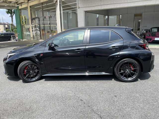 トヨタ ＧＲカローラ RZ 神奈川県 2023(令5)年 0.2万km プレシャスブラックパール ワンオーナー/カーボンルーフ/BBS製純正18インチAW/GR赤ブレーキキャリパー/JBLスピーカー/HUD/ワイヤレス充電/純正10.5インチディスプレイ/純正メモリーナビ・地デジTV/純正USB/BT/Miracast/バックモニター/ビルトインETC2.0/ハーフレザーシート/前席シートヒーター/ステアリングヒーター/トヨタセーフティセンス/レーダークルーズコントロール/PCS/LDA/BSM/RCTA/SEA/RSA/オートハイビーム/コーナーセンサー/寒冷地仕様/プッシュスタート/スマートキー×2/純正フロアマット/R5/6年ディーラー整備記録/保証書・取説あり