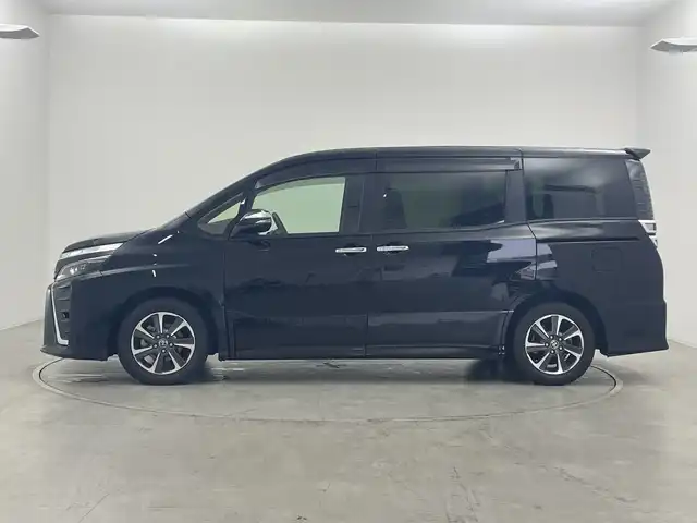 トヨタ ヴォクシー ZS 煌Ⅲ 群馬県 2020(令2)年 3.5万km ブラック 純正10型ナビ 純正12型後席モニター　バックカメラ　クルーズコントロール　衝突被害軽減ブレーキ　両側電動スライド　純正ビルトインETC2.0 前後ドライブレコーダー　LEDヘッドライト　禁煙車