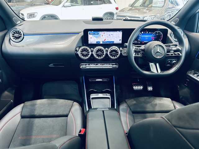 メルセデス・ベンツ Ｍ・ベンツ ＧＬＡ２００ｄ 4マチック AMGライン 大阪府 2024(令6)年 1.1万km デジタルホワイト アドバンスドP/レーダーセーフティP/HUD/サンルーフ/ACC/ハーフレザー/メモリ付きパワーシート/シートヒーター/純正ナビ/TV/360度カメラ/純正20インチAW/LEDヘッドライト/アンビエントライト/電動リアゲート/ブルメスター/ブラインドスポット/ワイヤレス充電