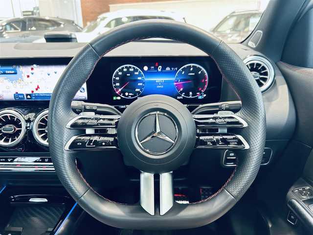 メルセデス・ベンツ Ｍ・ベンツ ＧＬＡ２００ｄ 4マチック AMGライン 大阪府 2024(令6)年 1.1万km デジタルホワイト アドバンスドP/レーダーセーフティP/HUD/サンルーフ/ACC/ハーフレザー/メモリ付きパワーシート/シートヒーター/純正ナビ/TV/360度カメラ/純正20インチAW/LEDヘッドライト/アンビエントライト/電動リアゲート/ブルメスター/ブラインドスポット/ワイヤレス充電