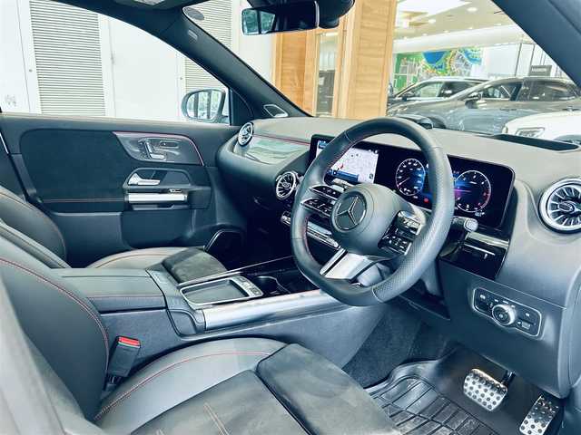 メルセデス・ベンツ Ｍ・ベンツ ＧＬＡ２００ｄ 4マチック AMGライン 大阪府 2024(令6)年 1.1万km デジタルホワイト アドバンスドP/レーダーセーフティP/HUD/サンルーフ/ACC/ハーフレザー/メモリ付きパワーシート/シートヒーター/純正ナビ/TV/360度カメラ/純正20インチAW/LEDヘッドライト/アンビエントライト/電動リアゲート/ブルメスター/ブラインドスポット/ワイヤレス充電