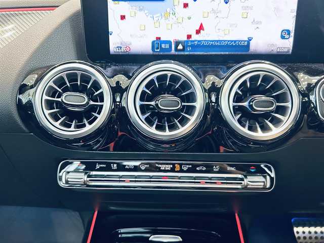 メルセデス・ベンツ Ｍ・ベンツ ＧＬＡ２００ｄ 4マチック AMGライン 大阪府 2024(令6)年 1.1万km デジタルホワイト アドバンスドP/レーダーセーフティP/HUD/サンルーフ/ACC/ハーフレザー/メモリ付きパワーシート/シートヒーター/純正ナビ/TV/360度カメラ/純正20インチAW/LEDヘッドライト/アンビエントライト/電動リアゲート/ブルメスター/ブラインドスポット/ワイヤレス充電