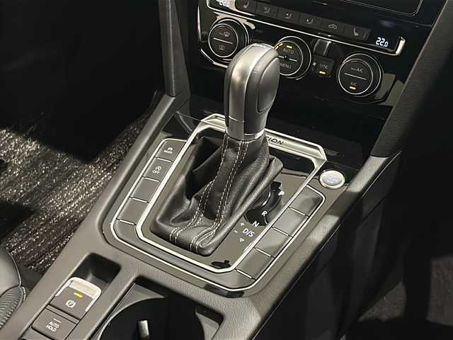 フォルクスワーゲン アルテオン TSI 4モーション Rラインアドバンス 新潟県 2019(平31)年 4.7万km オリックスホワイトマザーオブパールエフェクト ラグジュアリーパッケージ/-DYNAUDIOプレミアムサウンド/-電動パノラマスライディングルーフ/Volkswagenインフォテイメントシステム/・SSDナビゲーション(AM/FM/BT/CD/DVD/フルセグ)/・ジェスチャーコントロール/・コネクティビティ機能/・ETC(DSRC)/オールインセーフティ/・アダプティブクルーズコントロール/・緊急時停車支援システム/・レーンキープアシスト/・ダイナミックコーナーリングライト/・アラウンドビューカメラ/・パークアシスト/・パークディスタンスコントロール/ヘッドアップディスプレイ/オートホールド/パワーテールゲート/パドルシフト/アンビエントライト/デジタルメータークラスター/フロントパワーシート/フロントパワーランバーサポート/前後ドライブレコーダー