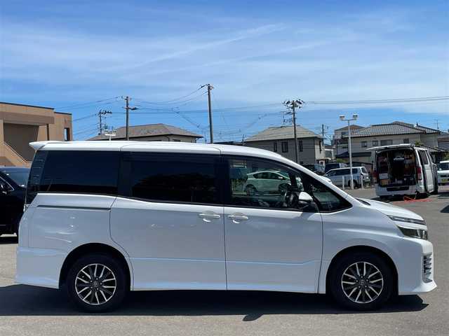 トヨタ ヴォクシー ZS 宮城県 2014(平26)年 13.9万km ホワイトパールクリスタルシャイン (株)IDOMが運営する【じしゃロン仙台店】の自社ローン専用車両になりますこちらは現金またはオートローンご利用時の価格です。自社ローンご希望の方は別途その旨お申付け下さい/両側パワスラ/フリップダウンモニター/10インチSDナビ/フルセグ/Bluetooth/バックカメラ/CD/DVD/ドラレコ/ビルトインETC/LEDヘッドライト