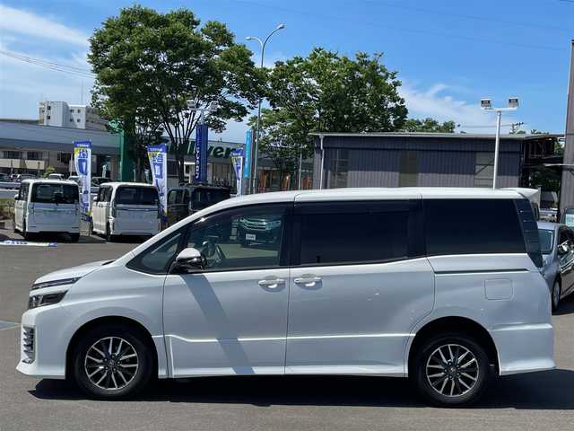 トヨタ ヴォクシー ZS 宮城県 2014(平26)年 13.9万km ホワイトパールクリスタルシャイン (株)IDOMが運営する【じしゃロン仙台店】の自社ローン専用車両になりますこちらは現金またはオートローンご利用時の価格です。自社ローンご希望の方は別途その旨お申付け下さい/両側パワスラ/フリップダウンモニター/10インチSDナビ/フルセグ/Bluetooth/バックカメラ/CD/DVD/ドラレコ/ビルトインETC/LEDヘッドライト