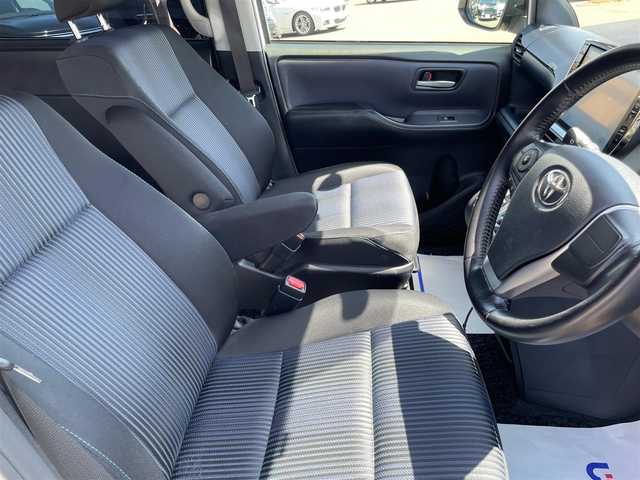トヨタ ヴォクシー ZS 宮城県 2014(平26)年 13.9万km ホワイトパールクリスタルシャイン (株)IDOMが運営する【じしゃロン仙台店】の自社ローン専用車両になりますこちらは現金またはオートローンご利用時の価格です。自社ローンご希望の方は別途その旨お申付け下さい/両側パワスラ/フリップダウンモニター/10インチSDナビ/フルセグ/Bluetooth/バックカメラ/CD/DVD/ドラレコ/ビルトインETC/LEDヘッドライト