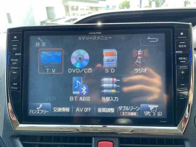 トヨタ ヴォクシー ZS 宮城県 2014(平26)年 13.9万km ホワイトパールクリスタルシャイン (株)IDOMが運営する【じしゃロン仙台店】の自社ローン専用車両になりますこちらは現金またはオートローンご利用時の価格です。自社ローンご希望の方は別途その旨お申付け下さい/両側パワスラ/フリップダウンモニター/10インチSDナビ/フルセグ/Bluetooth/バックカメラ/CD/DVD/ドラレコ/ビルトインETC/LEDヘッドライト