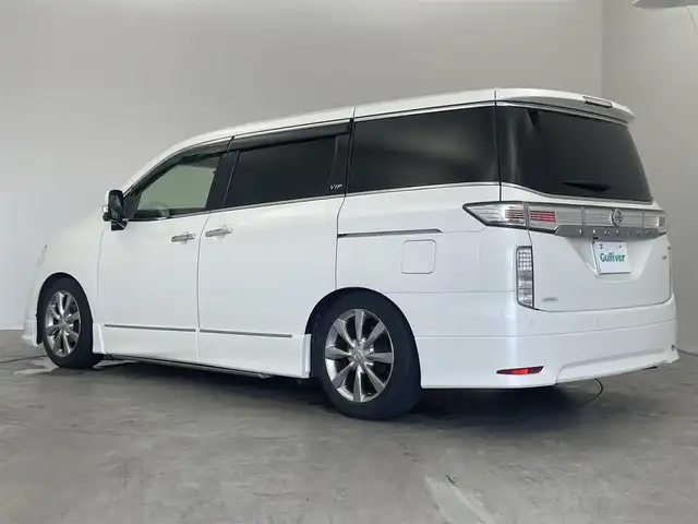 日産 エルグランド VIP 埼玉県 2018(平30)年 2.2万km ブリリアントホワイトパール サンルーフ/ＢＯＳＥサウンドシステム/オートステップ/純正８インチナビ/純正フリップダウンモニター/アラウンドビューモニター/ビルトインＥＴＣ/黒レザーシート/シートヒーター/メモリーシート/クルーズコントロール/両側電動スライドドア