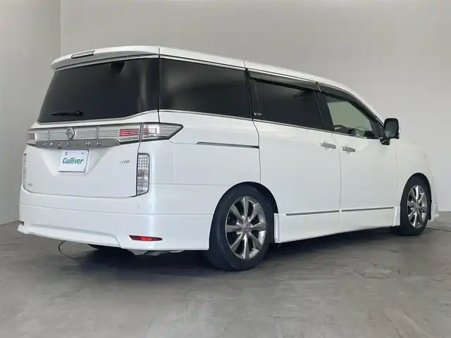 日産 エルグランド VIP 埼玉県 2018(平30)年 2.2万km ブリリアントホワイトパール サンルーフ/ＢＯＳＥサウンドシステム/オートステップ/純正８インチナビ/純正フリップダウンモニター/アラウンドビューモニター/ビルトインＥＴＣ/黒レザーシート/シートヒーター/メモリーシート/クルーズコントロール/両側電動スライドドア
