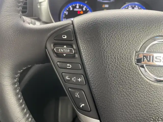 日産 エルグランド VIP 埼玉県 2018(平30)年 2.2万km ブリリアントホワイトパール サンルーフ/ＢＯＳＥサウンドシステム/オートステップ/純正８インチナビ/純正フリップダウンモニター/アラウンドビューモニター/ビルトインＥＴＣ/黒レザーシート/シートヒーター/メモリーシート/クルーズコントロール/両側電動スライドドア