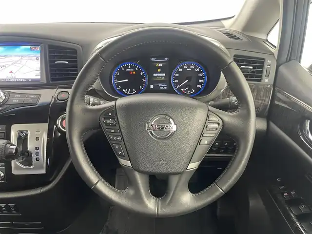日産 エルグランド VIP 埼玉県 2018(平30)年 2.2万km ブリリアントホワイトパール サンルーフ/ＢＯＳＥサウンドシステム/オートステップ/純正８インチナビ/純正フリップダウンモニター/アラウンドビューモニター/ビルトインＥＴＣ/黒レザーシート/シートヒーター/メモリーシート/クルーズコントロール/両側電動スライドドア