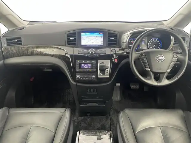 日産 エルグランド VIP 埼玉県 2018(平30)年 2.2万km ブリリアントホワイトパール サンルーフ/ＢＯＳＥサウンドシステム/オートステップ/純正８インチナビ/純正フリップダウンモニター/アラウンドビューモニター/ビルトインＥＴＣ/黒レザーシート/シートヒーター/メモリーシート/クルーズコントロール/両側電動スライドドア