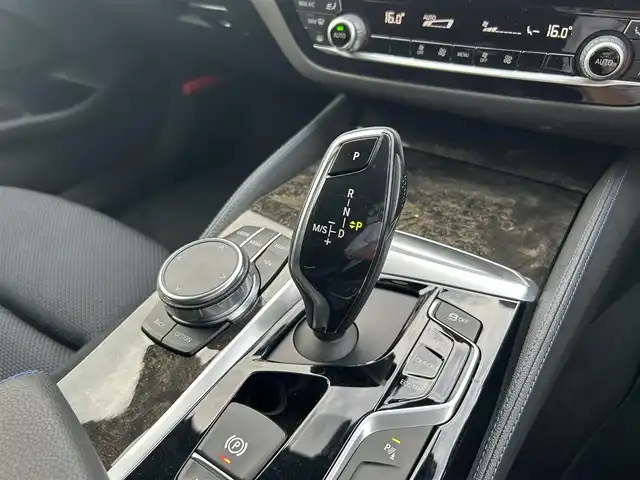 ＢＭＷ ５２３ｉ Mスポーツ 滋賀県 2018(平30)年 3.3万km アルピンホワイトⅢ 純正ナビ/フルセグTV/コンフォートアクセス/ACC/LKA/BSM/360°カメラ/パドルシフト/ドラレコ前後/ワイヤレス充電/ディスプレイキー/パワーバックドア