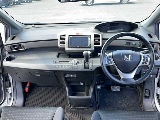 ホンダ フリード スパイク ハイブリット ジャストセレクション 岩手県 2013(平25)年 7.6万km スーパープラチナメタリック ナビ装着用スペシャルパッケージ/ジャストセレクション装備/バックカメラ/ETC/ディスチャージヘッドライト（オートライトコントロール付）/ドアミラーウィンカー/パワースライドドア(リア左側)/スライドドア・イージークローザー(リア両側)/Ｈｏｎｄａスマートキーシステム/フルオートエアコン/イモビライザー（国土交通省認可品）/クルーズコントロール/セキュリティアラーム/ＶＳＡ(ＡＢＳ＋ＴＣＳ＋横すべり抑制)/ヒルスタートアシスト/ワンセグTV/スタッドレスタイヤ積込