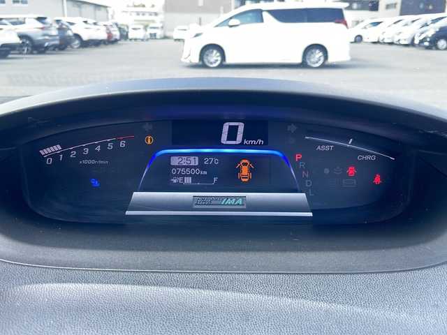 ホンダ フリード スパイク ハイブリット ジャストセレクション 岩手県 2013(平25)年 7.6万km スーパープラチナメタリック ナビ装着用スペシャルパッケージ/ジャストセレクション装備/バックカメラ/ETC/ディスチャージヘッドライト（オートライトコントロール付）/ドアミラーウィンカー/パワースライドドア(リア左側)/スライドドア・イージークローザー(リア両側)/Ｈｏｎｄａスマートキーシステム/フルオートエアコン/イモビライザー（国土交通省認可品）/クルーズコントロール/セキュリティアラーム/ＶＳＡ(ＡＢＳ＋ＴＣＳ＋横すべり抑制)/ヒルスタートアシスト/ワンセグTV/スタッドレスタイヤ積込