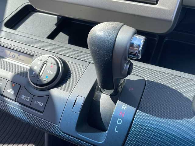 ホンダ フリード スパイク ハイブリット ジャストセレクション 岩手県 2013(平25)年 7.6万km スーパープラチナメタリック ナビ装着用スペシャルパッケージ/ジャストセレクション装備/バックカメラ/ETC/ディスチャージヘッドライト（オートライトコントロール付）/ドアミラーウィンカー/パワースライドドア(リア左側)/スライドドア・イージークローザー(リア両側)/Ｈｏｎｄａスマートキーシステム/フルオートエアコン/イモビライザー（国土交通省認可品）/クルーズコントロール/セキュリティアラーム/ＶＳＡ(ＡＢＳ＋ＴＣＳ＋横すべり抑制)/ヒルスタートアシスト/ワンセグTV/スタッドレスタイヤ積込