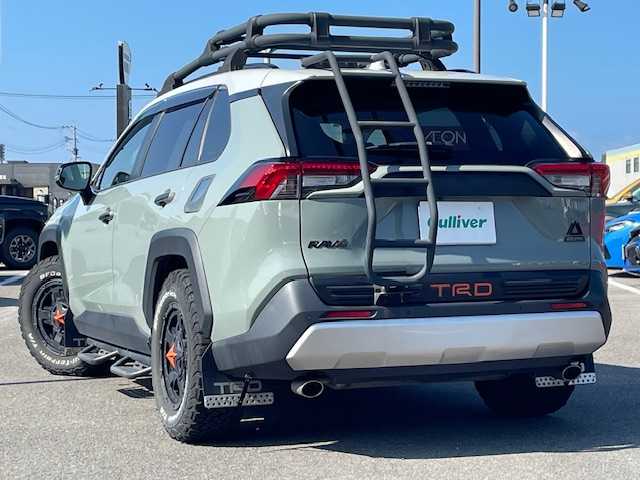 トヨタ ＲＡＶ４ アドベンチャー 長崎県 2020(令2)年 4.8万km アッシュグレーメタリック/アーバンカーキ 純正ディスプレイオーディオ/BT/USB/Mira cast/全方位カメラ/サンルーフ/合皮レザーシート/D席パワーシート/D/N席シートヒーター・エアーシート/トヨタセーフティセンス/レーダークルーズコントロール/ステアリングヒーター/パワーバックドア/ドライブレコーダー前後/LEDヘッドライト/オートマチックハイビーム/ビルトインETC/ボンネットラッピング/ルーフキャリアー/リアラダー/フロントロアーガーニッシュ/IPFキューブライト/ルーフマーカー（ライト）/グリルマーカー/牽引フック/サイドステップ（ナーフステップ）/TRDエアロ前後/TRDマッドフラップ/TRDドアハンドルプロテクター
