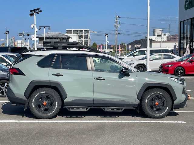 トヨタ ＲＡＶ４ アドベンチャー 長崎県 2020(令2)年 4.8万km アッシュグレーメタリック/アーバンカーキ 純正ディスプレイオーディオ/BT/USB/Mira cast/全方位カメラ/サンルーフ/合皮レザーシート/D席パワーシート/D/N席シートヒーター・エアーシート/トヨタセーフティセンス/レーダークルーズコントロール/ステアリングヒーター/パワーバックドア/ドライブレコーダー前後/LEDヘッドライト/オートマチックハイビーム/ビルトインETC/ボンネットラッピング/ルーフキャリアー/リアラダー/フロントロアーガーニッシュ/IPFキューブライト/ルーフマーカー（ライト）/グリルマーカー/牽引フック/サイドステップ（ナーフステップ）/TRDエアロ前後/TRDマッドフラップ/TRDドアハンドルプロテクター