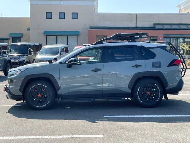 トヨタ ＲＡＶ４ アドベンチャー 長崎県 2020(令2)年 4.8万km アッシュグレーメタリック/アーバンカーキ 純正ディスプレイオーディオ/BT/USB/Mira cast/全方位カメラ/サンルーフ/合皮レザーシート/D席パワーシート/D/N席シートヒーター・エアーシート/トヨタセーフティセンス/レーダークルーズコントロール/ステアリングヒーター/パワーバックドア/ドライブレコーダー前後/LEDヘッドライト/オートマチックハイビーム/ビルトインETC/ボンネットラッピング/ルーフキャリアー/リアラダー/フロントロアーガーニッシュ/IPFキューブライト/ルーフマーカー（ライト）/グリルマーカー/牽引フック/サイドステップ（ナーフステップ）/TRDエアロ前後/TRDマッドフラップ/TRDドアハンドルプロテクター