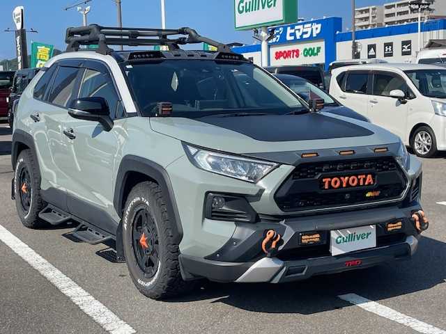 トヨタ ＲＡＶ４ アドベンチャー 長崎県 2020(令2)年 4.8万km アッシュグレーメタリック/アーバンカーキ 純正ディスプレイオーディオ/BT/USB/Mira cast/全方位カメラ/サンルーフ/合皮レザーシート/D席パワーシート/D/N席シートヒーター・エアーシート/トヨタセーフティセンス/レーダークルーズコントロール/ステアリングヒーター/パワーバックドア/ドライブレコーダー前後/LEDヘッドライト/オートマチックハイビーム/ビルトインETC/ボンネットラッピング/ルーフキャリアー/リアラダー/フロントロアーガーニッシュ/IPFキューブライト/ルーフマーカー（ライト）/グリルマーカー/牽引フック/サイドステップ（ナーフステップ）/TRDエアロ前後/TRDマッドフラップ/TRDドアハンドルプロテクター