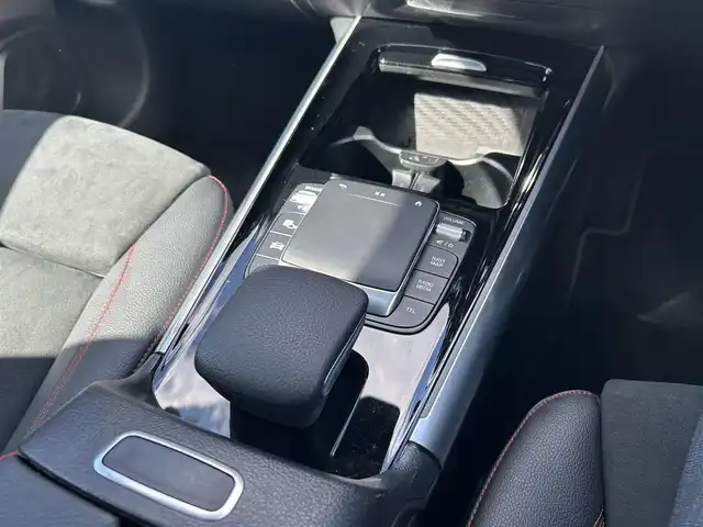 メルセデス・ベンツ ＧＬＡ２００ｄ 4マチック AMGライン 滋賀県 2021(令3)年 2.9万km コスモスブラック ワンオーナー/パノラマスライディングルーフ/ナビゲーションパッケージ/レーダーセーフティパッケージ/純正ナビ/地デジ/Bluetooth/ワイヤレス充電/全方位カメラ/黒半革/パワーシート/シートヒーター/純正19インチAW/ドライブレコーダー/ETC