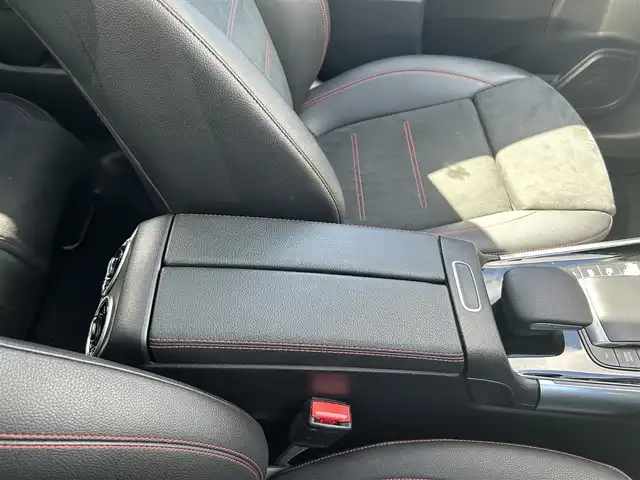 メルセデス・ベンツ ＧＬＡ２００ｄ 4マチック AMGライン 滋賀県 2021(令3)年 2.9万km コスモスブラック ワンオーナー/パノラマスライディングルーフ/ナビゲーションパッケージ/レーダーセーフティパッケージ/純正ナビ/地デジ/Bluetooth/ワイヤレス充電/全方位カメラ/黒半革/パワーシート/シートヒーター/純正19インチAW/ドライブレコーダー/ETC