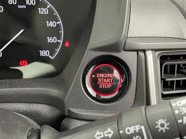 ホンダ ＷＲ－Ｖ Z+ 福井県 2024(令6)年 0.8万km プラチナホワイトパール 純正8型ナビ/(FM/AM/フルセグTV/Bluetooth）/バックカメラ/Honda SENSING/-CMBS　衝突軽減ブレーキ/-ACC　アダプティブクルーズ/-LKAS　車線維持支援システム/-前後パーキングセンサーシステム/-路外逸脱抑制機能/-標識認識機能/-オートハイビーム機能/-先行車発進お知らせ機能/ルーフレール/ハーフレザーシート/オートエアコン/オートライト/LED ヘッドライト＋フロントフォグライト/パドルシフト