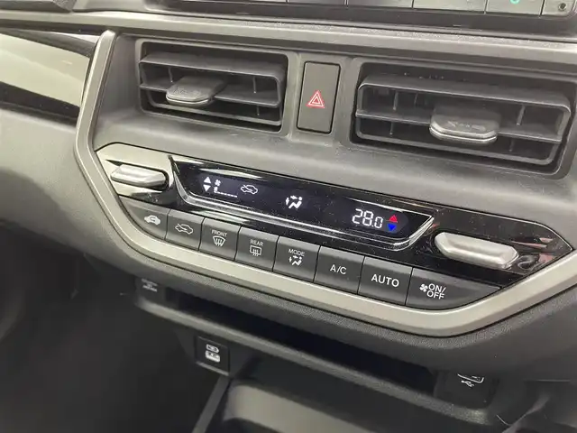 ホンダ ＷＲ－Ｖ Z+ 福井県 2024(令6)年 0.8万km プラチナホワイトパール 純正8型ナビ/(FM/AM/フルセグTV/Bluetooth）/バックカメラ/Honda SENSING/-CMBS　衝突軽減ブレーキ/-ACC　アダプティブクルーズ/-LKAS　車線維持支援システム/-前後パーキングセンサーシステム/-路外逸脱抑制機能/-標識認識機能/-オートハイビーム機能/-先行車発進お知らせ機能/ルーフレール/ハーフレザーシート/オートエアコン/オートライト/LED ヘッドライト＋フロントフォグライト/パドルシフト