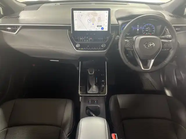 トヨタ カローラ クロス ハイブリッド Z 神奈川県 2025(令7)年 0.1千km パール 登録済未使用車/純正10.5型ディプレイオーディオ/ナビ　フルセグ　AM　FM　USB　Bluetooth　Miracast/パノラマルーフ/パノラミックビューモニターカメラ/トヨタセーフティセンス/レーダークルーズコントロール/ブラインドスポットモニター/シートヒーター前席/シートベンチレーション/ステアリングヒーター/パワーシート運転席/ハーフレザー/ETC/スマートキー/プッシュスタート/フロアマット/LEDヘッドランプ/純正18インチ/フォグランプ/オートライト/ウィンカーミラー/アイドリングストップ/プリクラッシュセーフティ/レーントレーシングアシスト/レーンディバチャーアラート/ロードサインアシスト/ドライバー異常時対応システム/ブロアクティブドライビングアシスト/発進遅れ告知機能