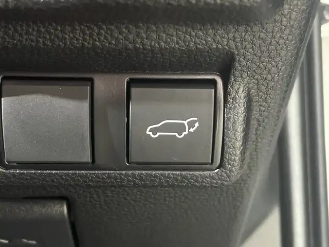 トヨタ カローラ クロス ハイブリッド Z 神奈川県 2025(令7)年 0.1千km パール 登録済未使用車/純正10.5型ディプレイオーディオ/ナビ　フルセグ　AM　FM　USB　Bluetooth　Miracast/パノラマルーフ/パノラミックビューモニターカメラ/トヨタセーフティセンス/レーダークルーズコントロール/ブラインドスポットモニター/シートヒーター前席/シートベンチレーション/ステアリングヒーター/パワーシート運転席/ハーフレザー/ETC/スマートキー/プッシュスタート/フロアマット/LEDヘッドランプ/純正18インチ/フォグランプ/オートライト/ウィンカーミラー/アイドリングストップ/プリクラッシュセーフティ/レーントレーシングアシスト/レーンディバチャーアラート/ロードサインアシスト/ドライバー異常時対応システム/ブロアクティブドライビングアシスト/発進遅れ告知機能