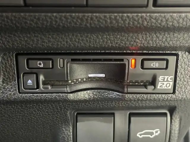 トヨタ カローラ クロス ハイブリッド Z 神奈川県 2025(令7)年 0.1千km パール 登録済未使用車/純正10.5型ディプレイオーディオ/ナビ　フルセグ　AM　FM　USB　Bluetooth　Miracast/パノラマルーフ/パノラミックビューモニターカメラ/トヨタセーフティセンス/レーダークルーズコントロール/ブラインドスポットモニター/シートヒーター前席/シートベンチレーション/ステアリングヒーター/パワーシート運転席/ハーフレザー/ETC/スマートキー/プッシュスタート/フロアマット/LEDヘッドランプ/純正18インチ/フォグランプ/オートライト/ウィンカーミラー/アイドリングストップ/プリクラッシュセーフティ/レーントレーシングアシスト/レーンディバチャーアラート/ロードサインアシスト/ドライバー異常時対応システム/ブロアクティブドライビングアシスト/発進遅れ告知機能