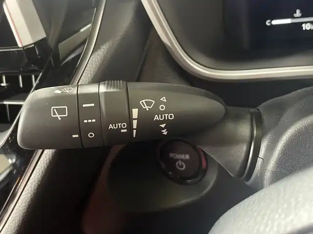 トヨタ カローラ クロス ハイブリッド Z 神奈川県 2025(令7)年 0.1千km パール 登録済未使用車/純正10.5型ディプレイオーディオ/ナビ　フルセグ　AM　FM　USB　Bluetooth　Miracast/パノラマルーフ/パノラミックビューモニターカメラ/トヨタセーフティセンス/レーダークルーズコントロール/ブラインドスポットモニター/シートヒーター前席/シートベンチレーション/ステアリングヒーター/パワーシート運転席/ハーフレザー/ETC/スマートキー/プッシュスタート/フロアマット/LEDヘッドランプ/純正18インチ/フォグランプ/オートライト/ウィンカーミラー/アイドリングストップ/プリクラッシュセーフティ/レーントレーシングアシスト/レーンディバチャーアラート/ロードサインアシスト/ドライバー異常時対応システム/ブロアクティブドライビングアシスト/発進遅れ告知機能