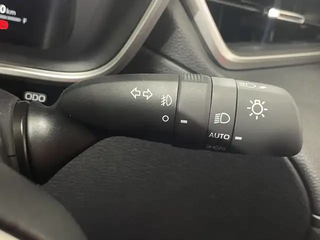 トヨタ カローラ クロス ハイブリッド Z 神奈川県 2025(令7)年 0.1千km パール 登録済未使用車/純正10.5型ディプレイオーディオ/ナビ　フルセグ　AM　FM　USB　Bluetooth　Miracast/パノラマルーフ/パノラミックビューモニターカメラ/トヨタセーフティセンス/レーダークルーズコントロール/ブラインドスポットモニター/シートヒーター前席/シートベンチレーション/ステアリングヒーター/パワーシート運転席/ハーフレザー/ETC/スマートキー/プッシュスタート/フロアマット/LEDヘッドランプ/純正18インチ/フォグランプ/オートライト/ウィンカーミラー/アイドリングストップ/プリクラッシュセーフティ/レーントレーシングアシスト/レーンディバチャーアラート/ロードサインアシスト/ドライバー異常時対応システム/ブロアクティブドライビングアシスト/発進遅れ告知機能